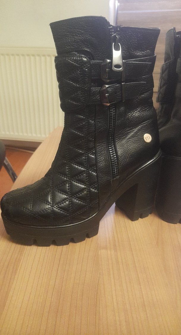 Kadın Siyah Deri Gotik Tokalı Topuklu Bot - Görsel 4