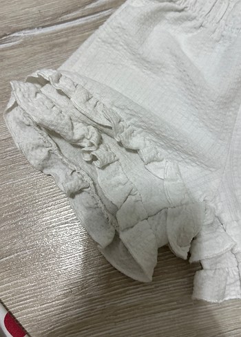 Nakışlı Fırfırlı Beyaz Keten Kız Şortu - Görsel 2