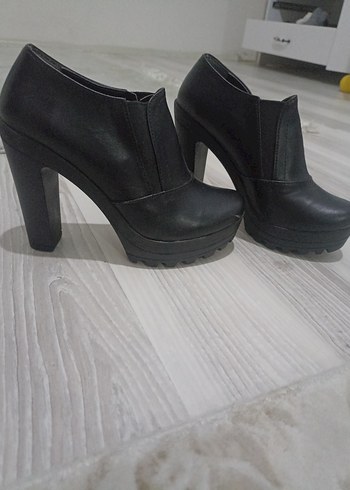 Siyah Topuklu Kadın Bot - Görsel 2