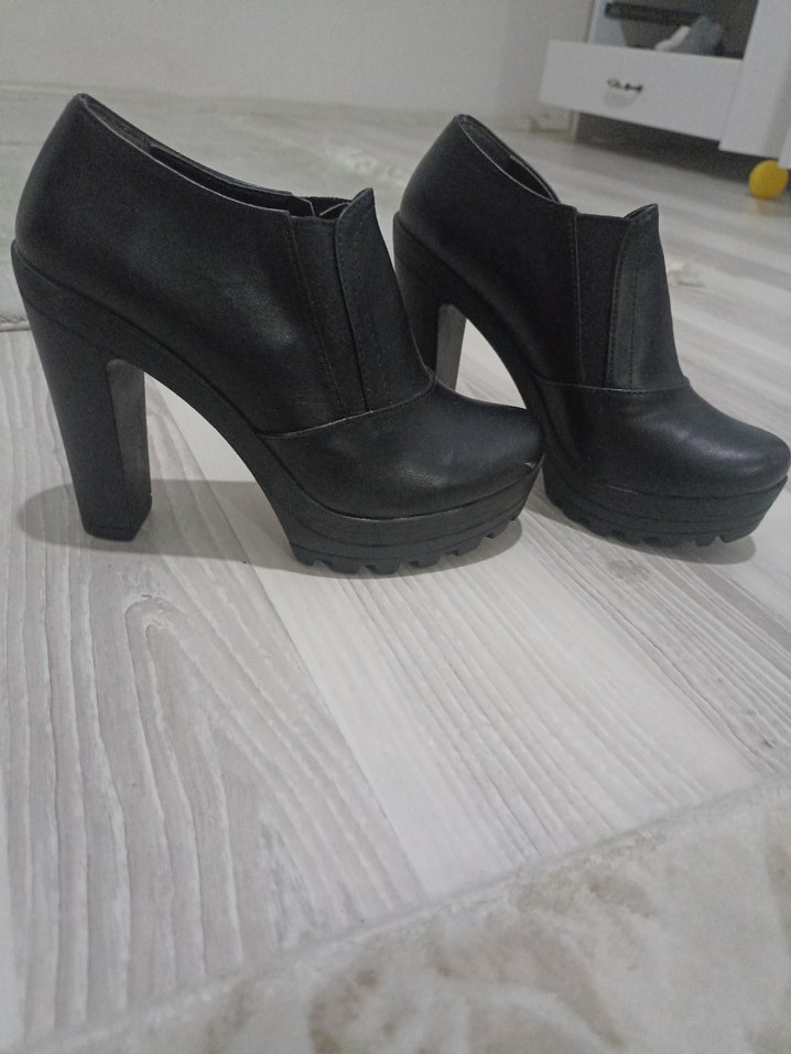 Siyah Topuklu Kadın Bot - Görsel 2