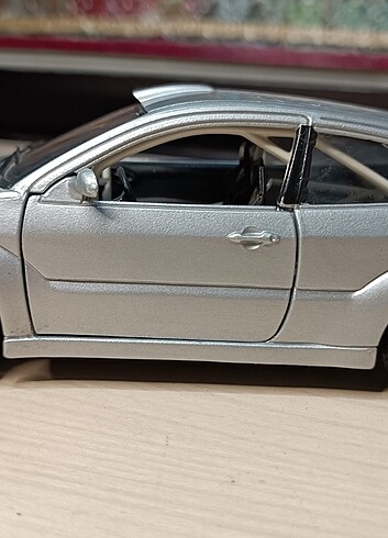 Beden Renk 1:24 ölçek nadir bburago uretimi ford model.