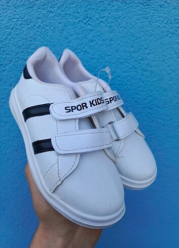 Beyaz çocuk spor ayakkabı.... 