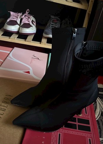 38 Beden Fermuarlı Siyah Stiletto Topuklu Bot