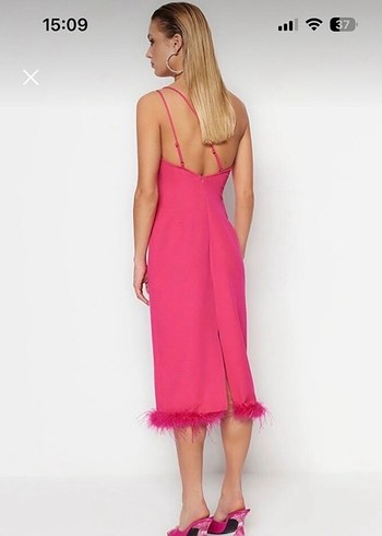 Pembe Uzun Kokteyl Elbisesi Tüylü Detaylı - Görsel 2