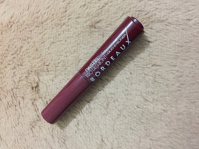 Pastel bordo eyeliner