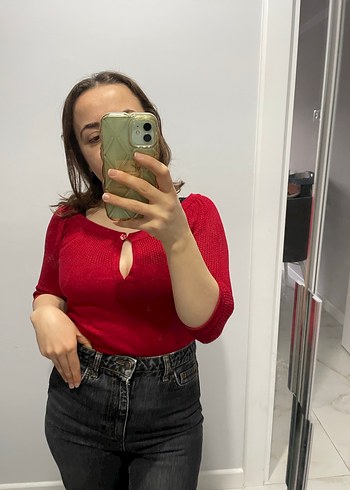 Kırmızı dekoltelı bluz - Görsel 3