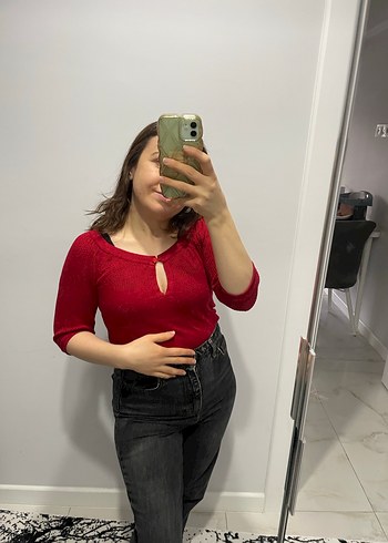 Kırmızı dekoltelı bluz - Görsel 2