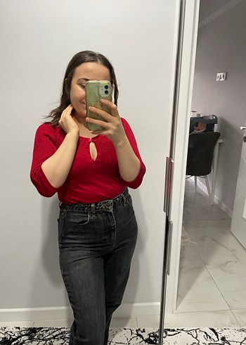 Kırmızı dekoltelı bluz - Görsel 4