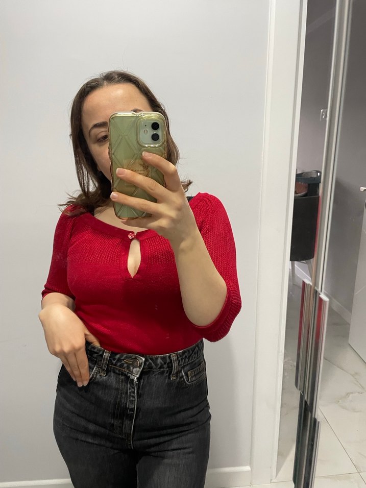 Kırmızı dekoltelı bluz - Görsel 3