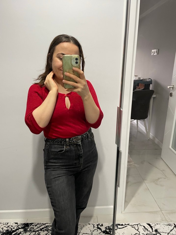 Kırmızı dekoltelı bluz - Görsel 4