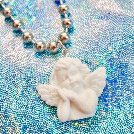 cherub ball chain kolye