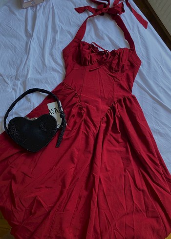 Kırmızı elbise - Görsel 3