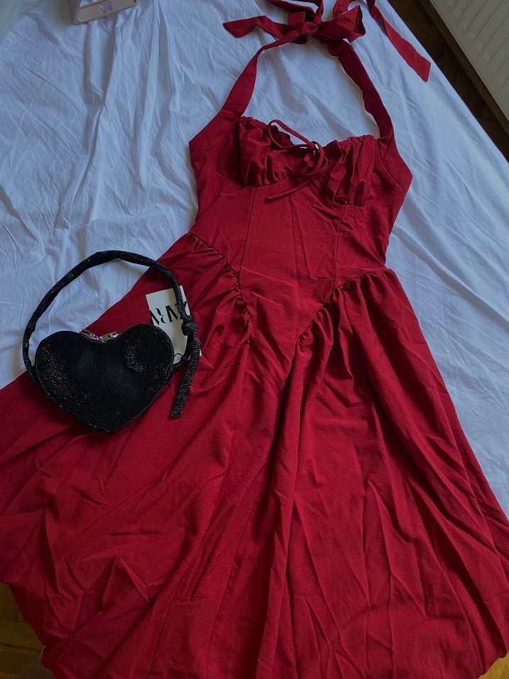 Kırmızı elbise - Görsel 3