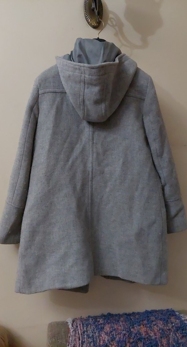 Kapüşonlu gri uzun kaban - Görsel 3