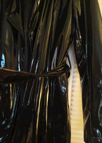 Siyah Parlak Deri Uzun Kadın Yağmurluk - Görsel 3