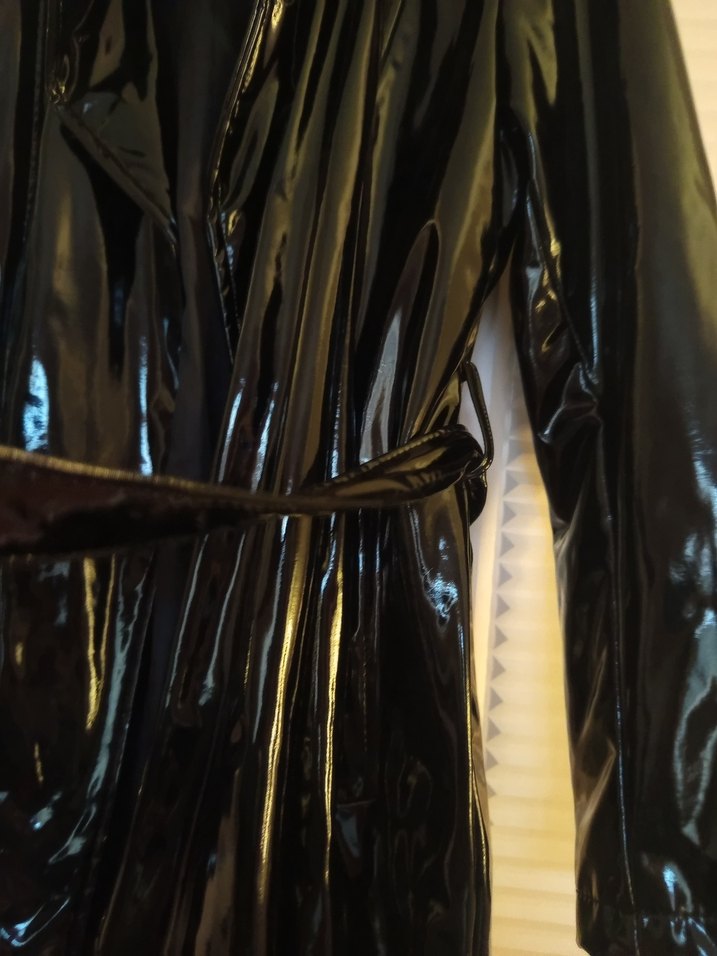 Siyah Parlak Deri Uzun Kadın Yağmurluk - Görsel 3