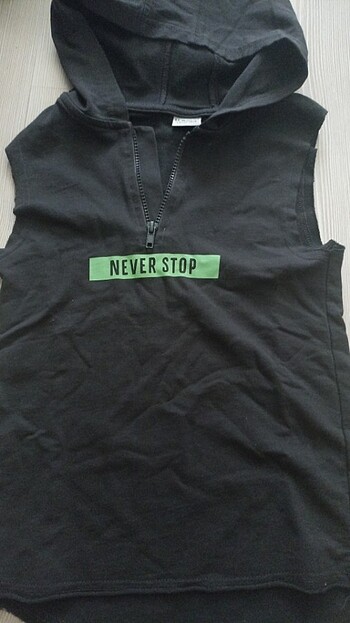 Sıfır kol kapşonlu t shirt