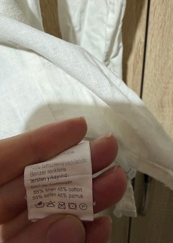 Düğmeli V Yakalı Beyaz Keten Gömlek - Görsel 3