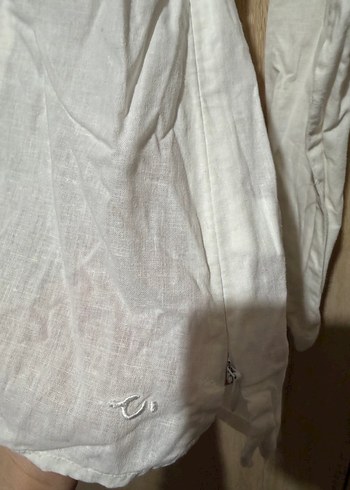 Düğmeli V Yakalı Beyaz Keten Gömlek - Görsel 2