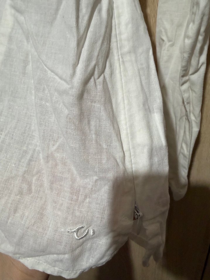 Düğmeli V Yakalı Beyaz Keten Gömlek - Görsel 2