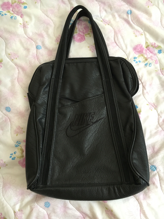 Nike canta 