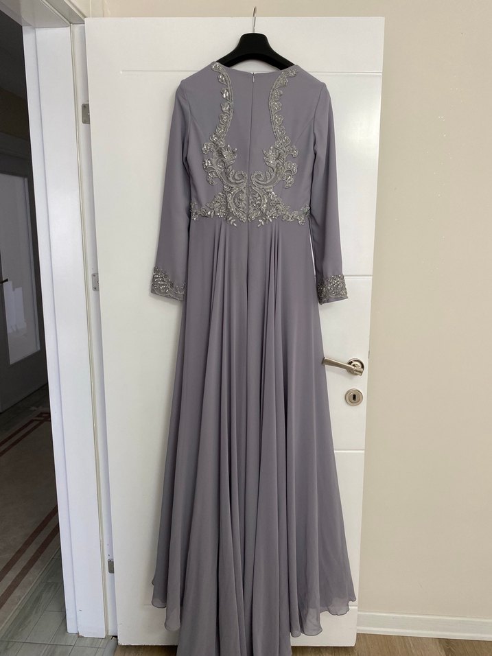 Uzun Kollu İşlemeli Gri Abiye Elbise - Görsel 4