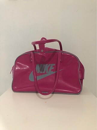 Nike spor çantası (orta boy)