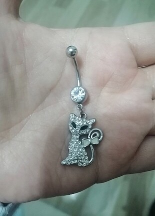 Taşlı göbek piercingi