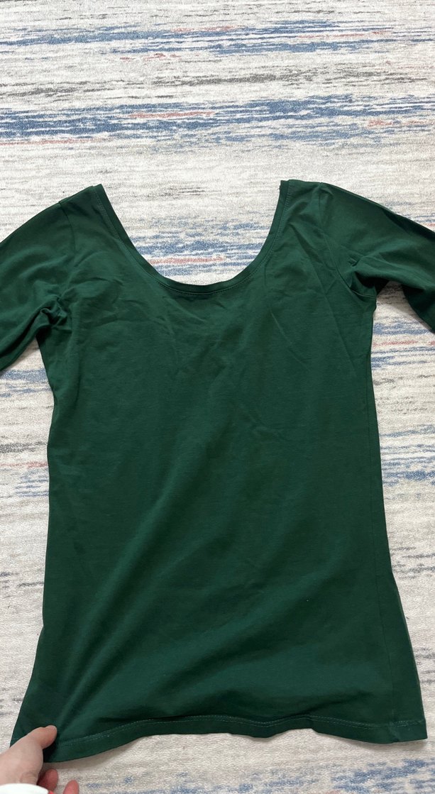 Koyu Yeşil Uzun Kollu kayık yaka gibi ama tam kayık yaka değil - Görsel 2