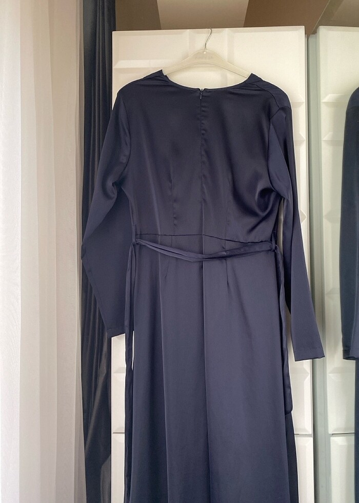 Kruvaze Yaka Saten Kuşaklı Elbise - Görsel 4