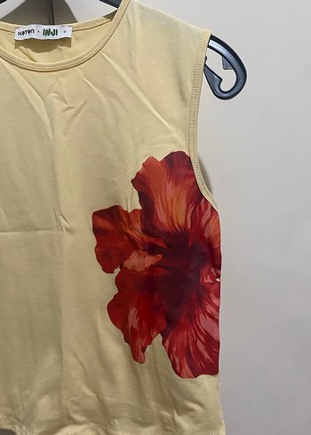 Çiçek Baskılı Sarı Kolsuz Kadın Tişört - Görsel 3