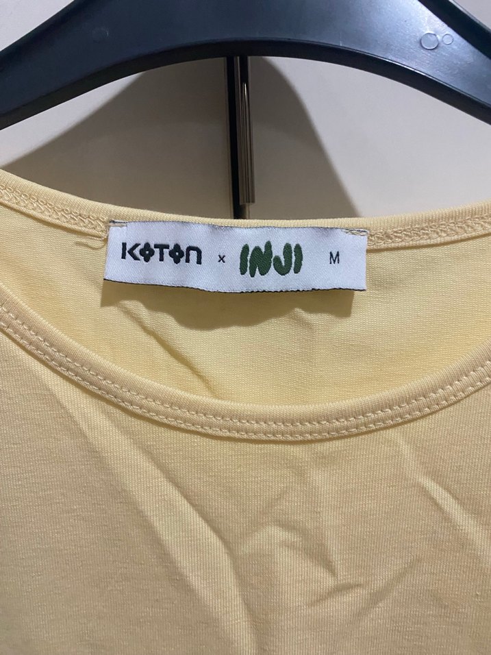 Çiçek Baskılı Sarı Kolsuz Kadın Tişört - Görsel 2