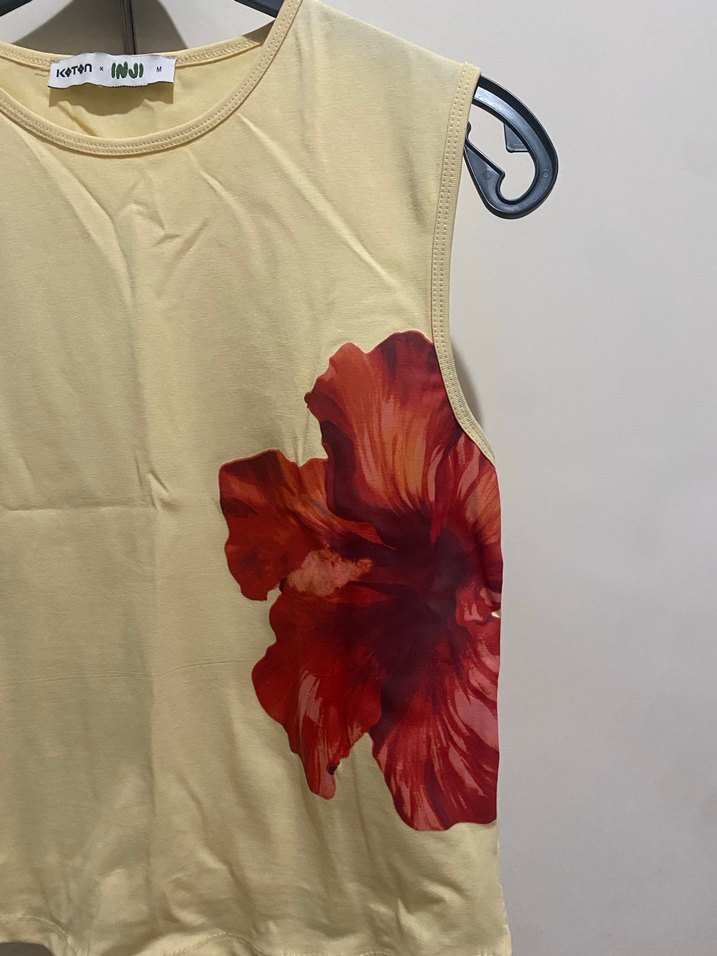 Çiçek Baskılı Sarı Kolsuz Kadın Tişört - Görsel 3