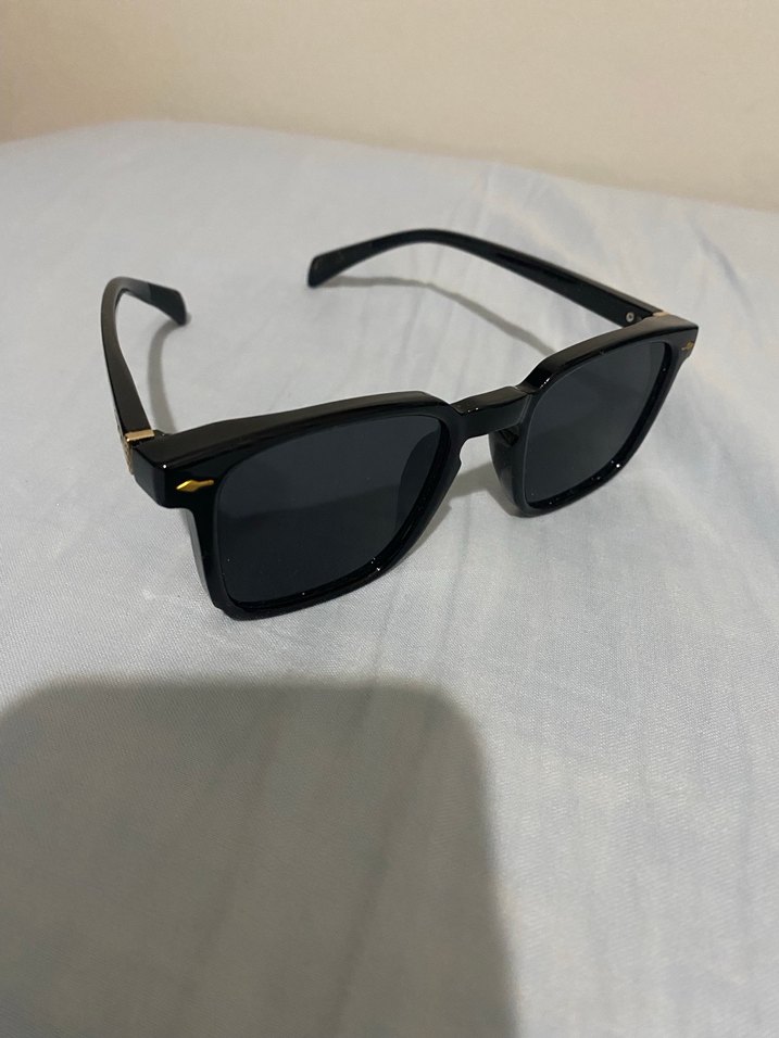 Siyah Minimalist Kadın Güneş Gözlüğü - Görsel 4