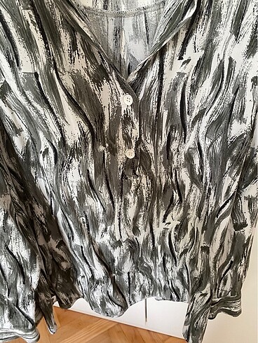 Desenli uzun kollu kadın bluz - Görsel 5