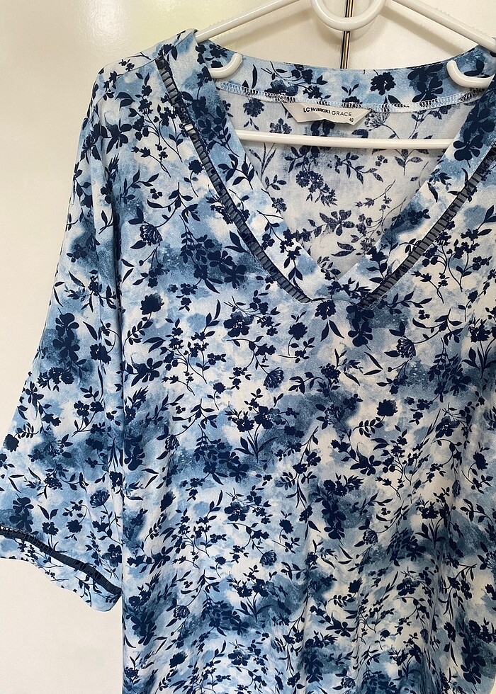 V yaka desenli bluz - Görsel 3