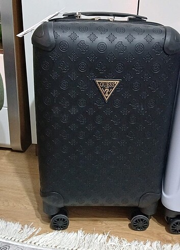 Kabin boy sıfır valiz guess etiketli mağazada 9000 lira 