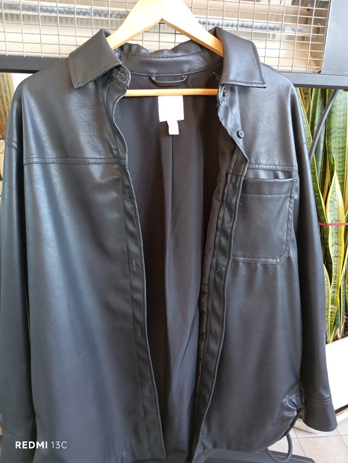 Düğmeli siyah ceket - Görsel 3