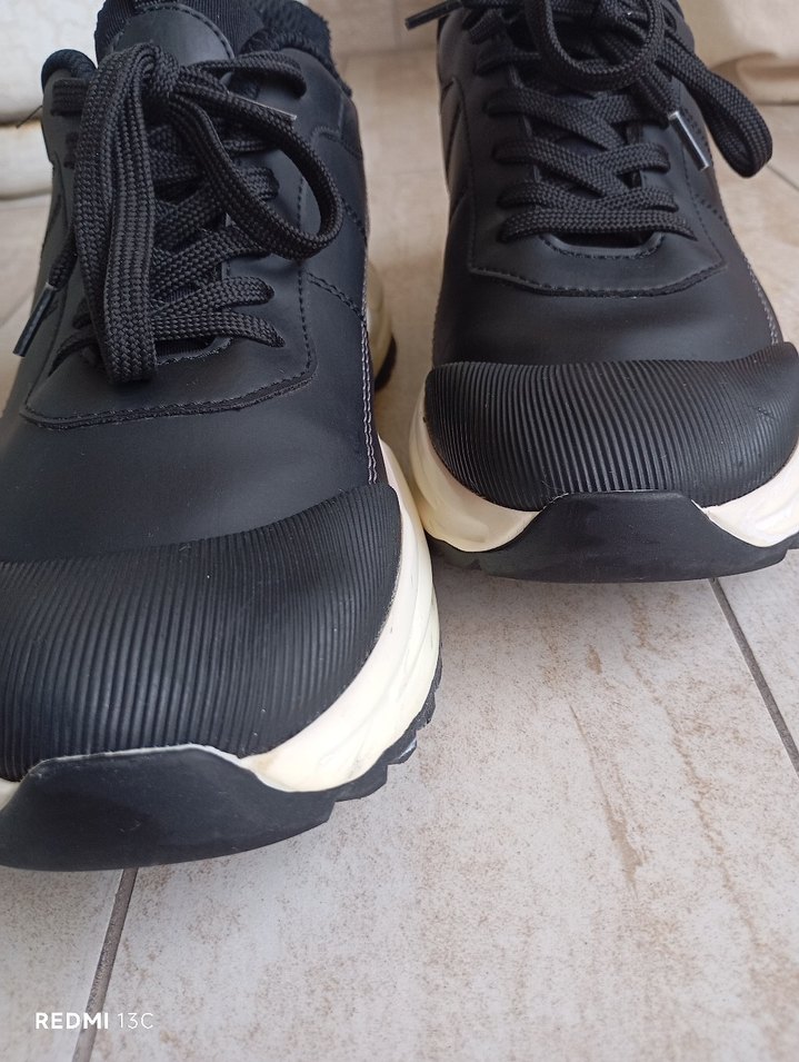 Siyah elle - Görsel 2