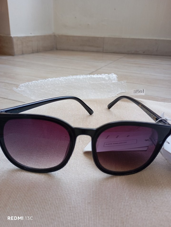 Şeffaf Siyah Kadın Güneş Gözlüğü - Görsel 5