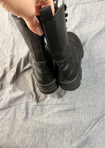 Siyah Bot - Görsel 3