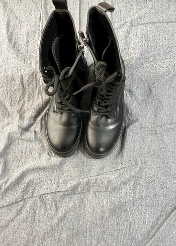 Siyah Bot - Görsel 2