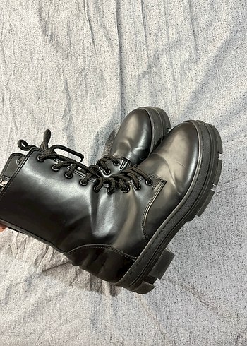 Siyah Bot - Görsel 4