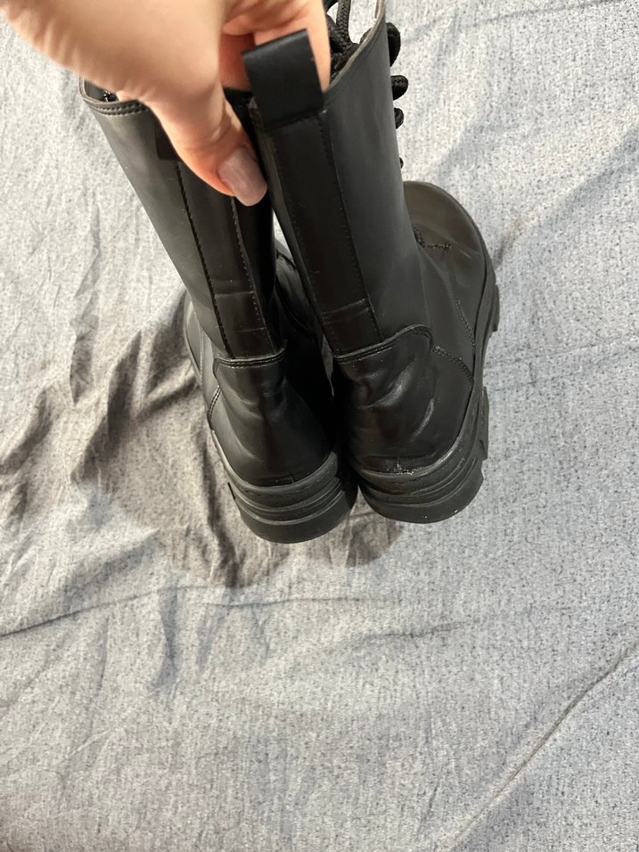 Siyah Bot - Görsel 3