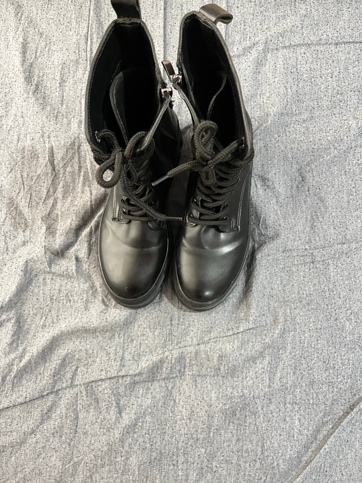 Siyah Bot - Görsel 2