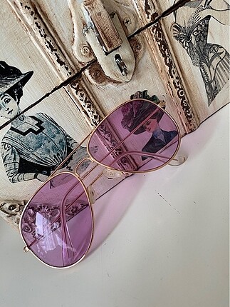 Pembe güneş gözlüğü