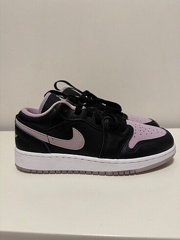 Air Jordan 1 Low SE 'Black Iced Lilac