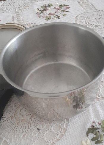 perfect düdüklü sap kısmında tencereyi tutmuyor bilginiz olsun