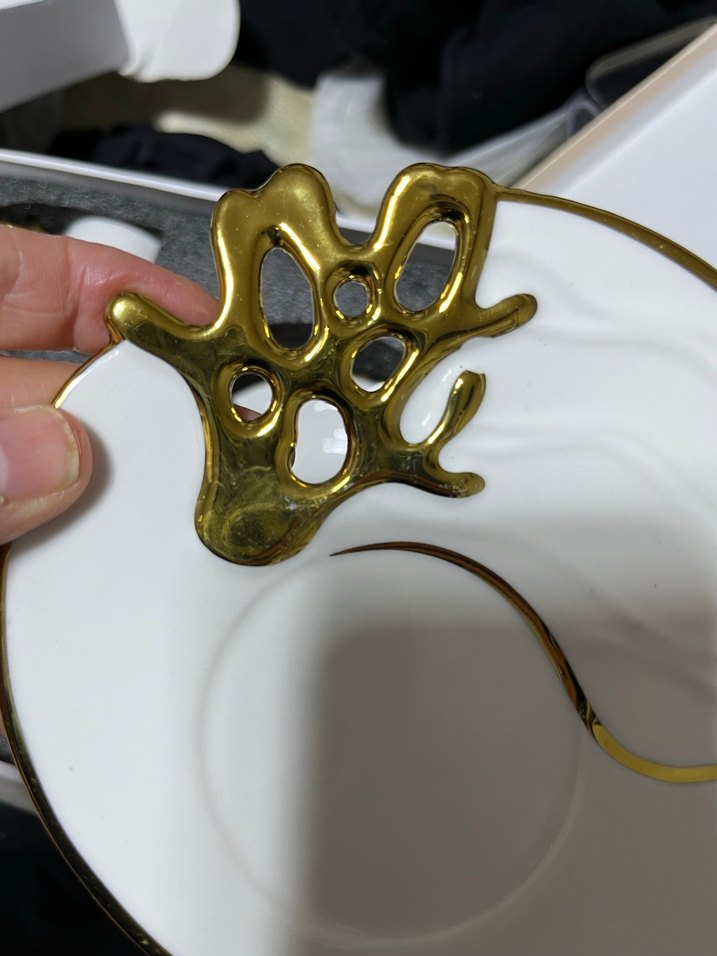 Karaca altı kişilik fincan takımı tabaklarda hatalar vardır - Görsel 3