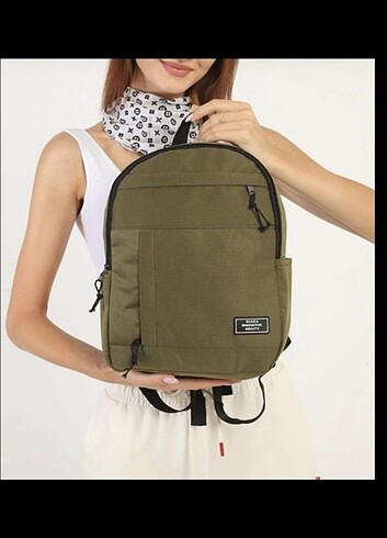 Pull and Bear haki sirt çantasi